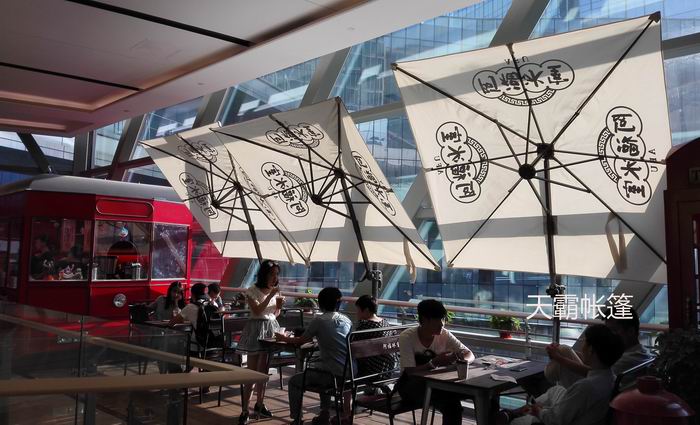 太陽(yáng)曬，傘遮不?。磕悄憧梢杂昧_馬傘，可360°旋轉(zhuǎn)